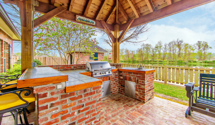 Outdoor kitchen installation